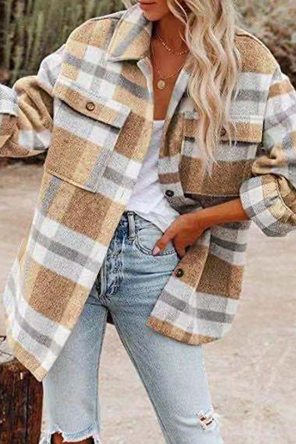 Regina | Casual outerwear with a checked turn-down collar and pocket buckle