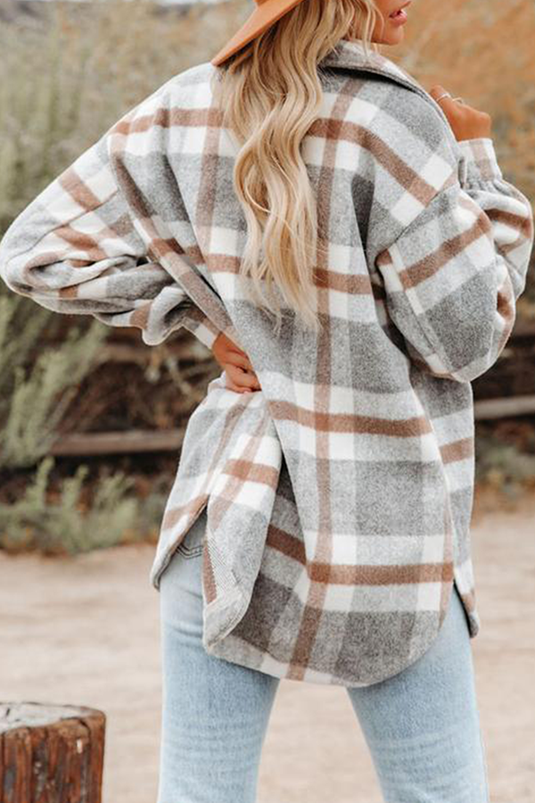 Regina | Casual outerwear with a checked turn-down collar and pocket buckle