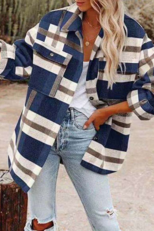 Regina | Casual outerwear with a checked turn-down collar and pocket buckle