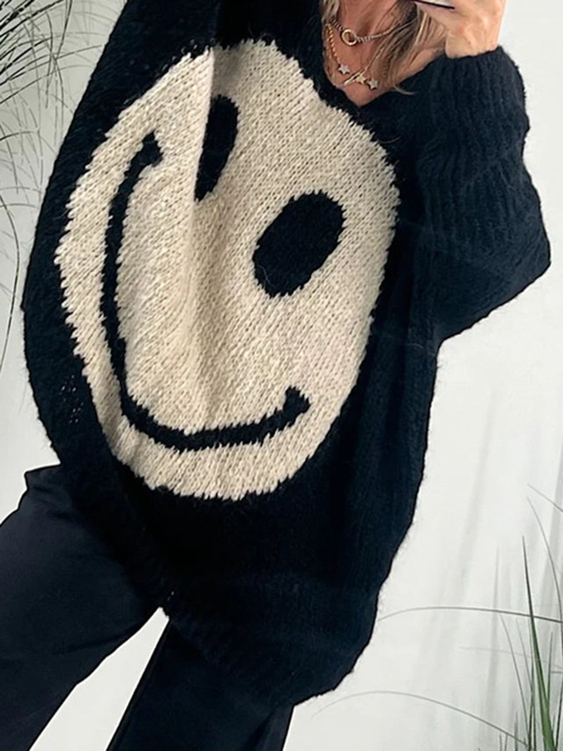 Laura | Long-sleeved sweater with a smiling face and a V-neck