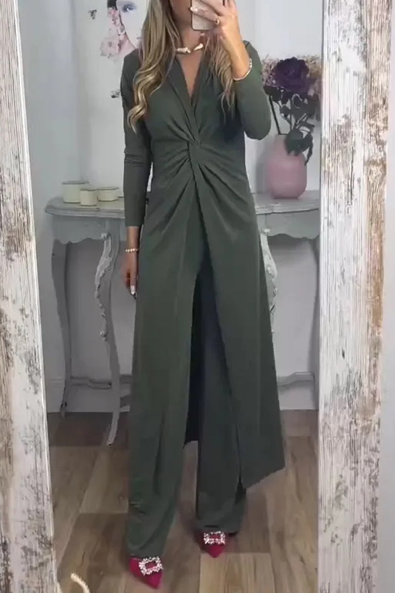 Nélida | Casual, plain two-piece suit with a V-neck and long sleeves