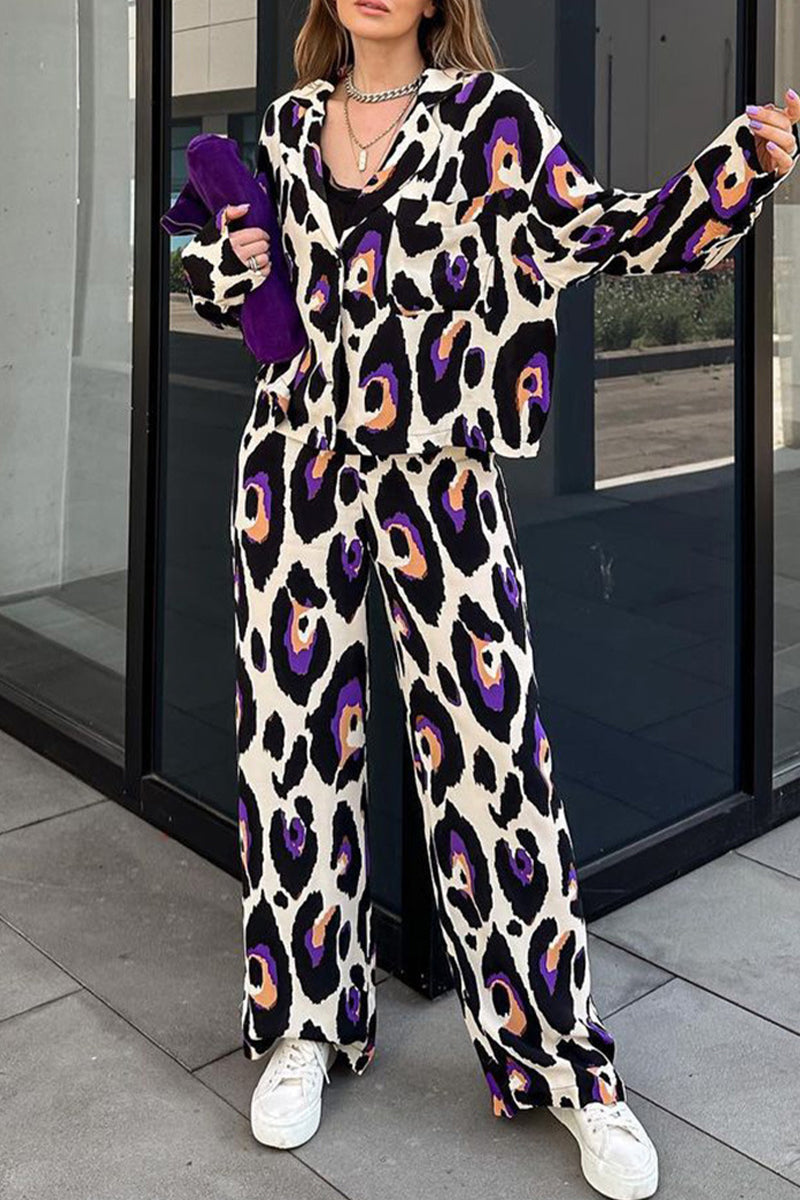 Yolanda | Casually printed, long-sleeved two-piece suit with a turn-down collar
