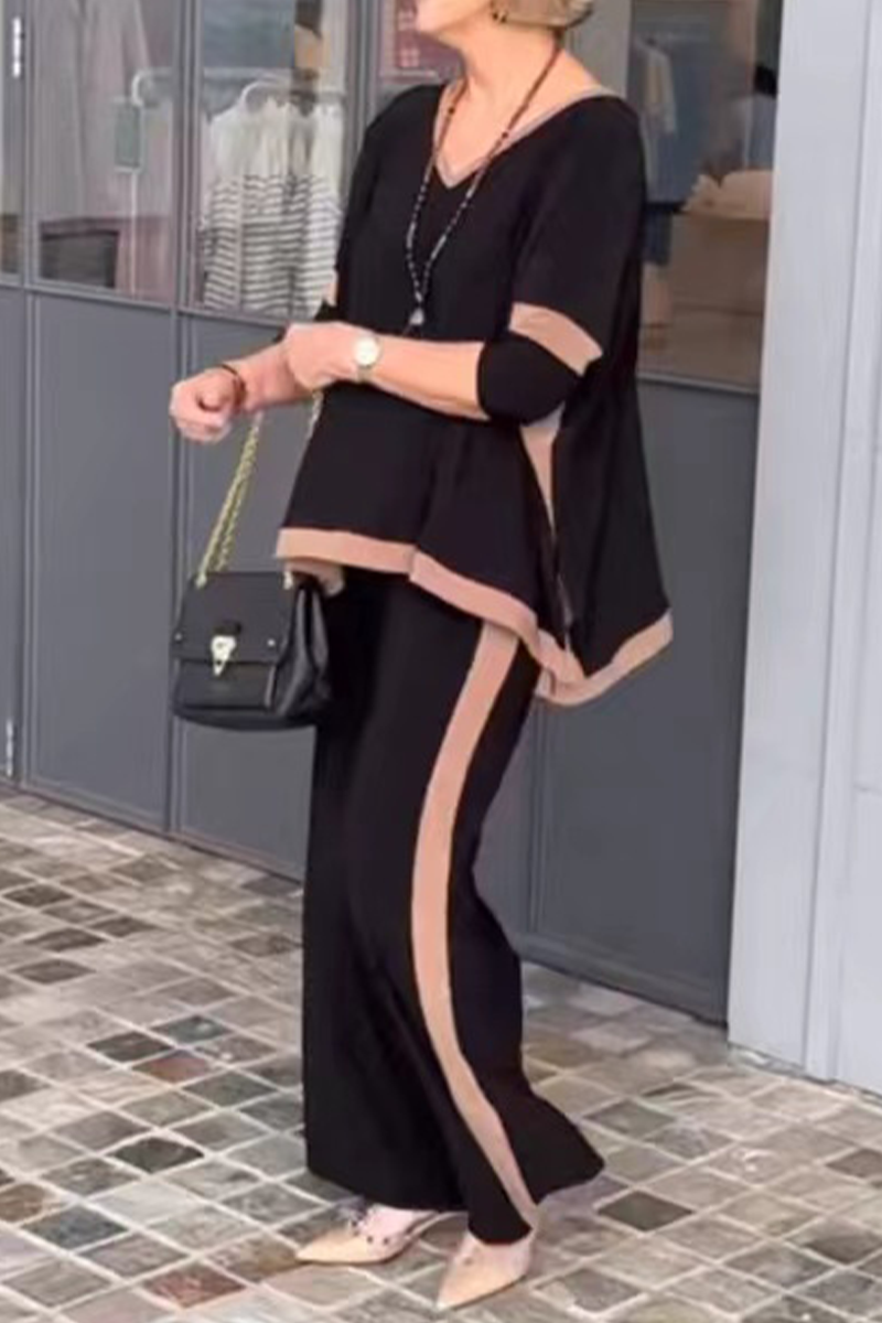 Fiorella | Casual, plain two-piece suit with a V-neck and half sleeves