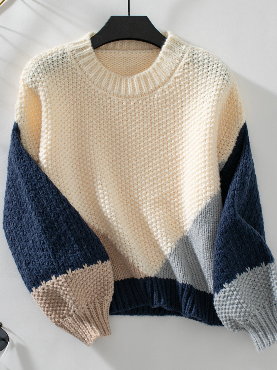 Diana | Color block sweater with a crew neck and dropped shoulders