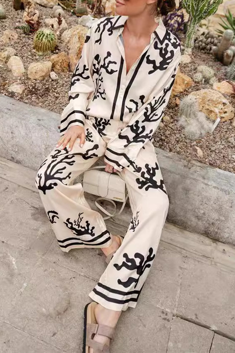 Anne | Casual holiday two-piece suit with a geometric print, turn-down collar and long sleeves