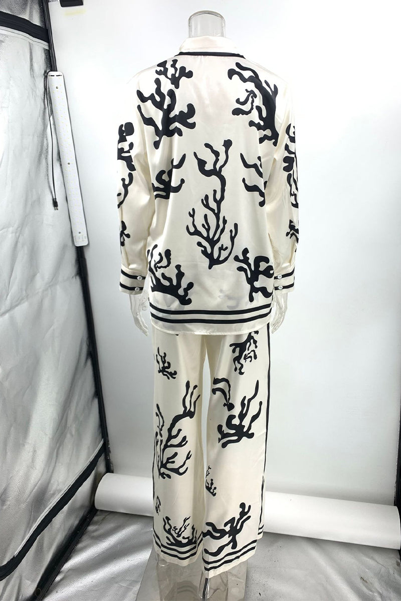 Anne | Casual holiday two-piece suit with a geometric print, turn-down collar and long sleeves