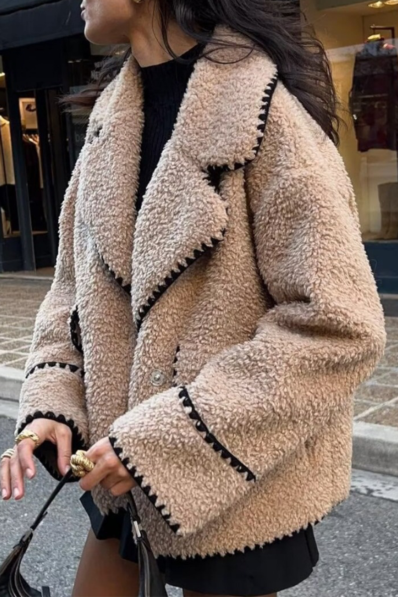 Catherine | Casual, fluffy outerwear with a contrasting turn-down collar