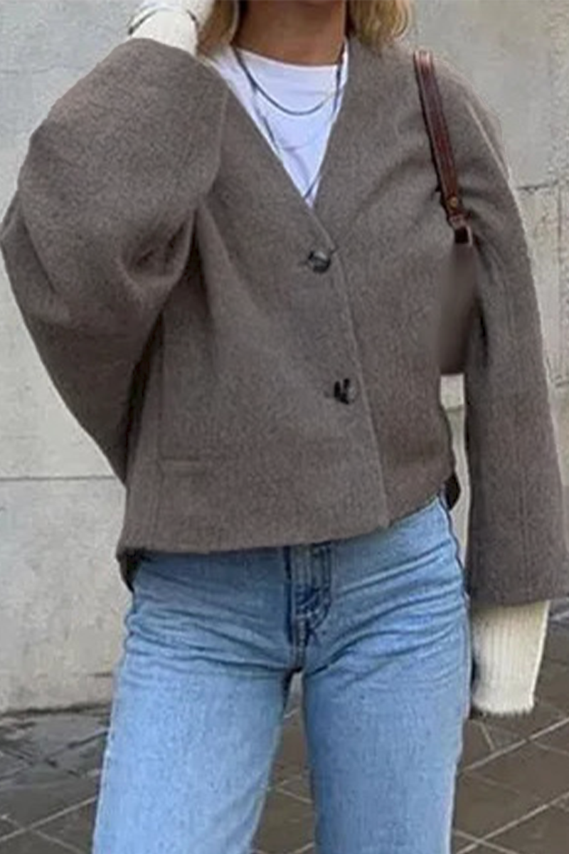 Dafne | Casual everyday outerwear with solid color buttons and chunky V-neck