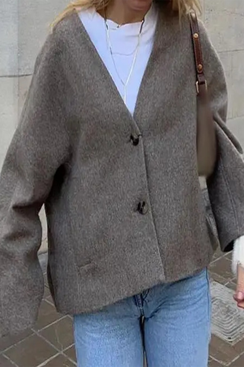 Dafne | Casual everyday outerwear with solid color buttons and chunky V-neck
