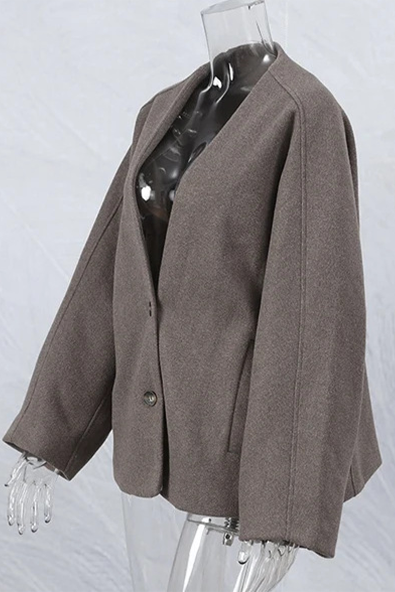 Dafne | Casual everyday outerwear with solid color buttons and chunky V-neck