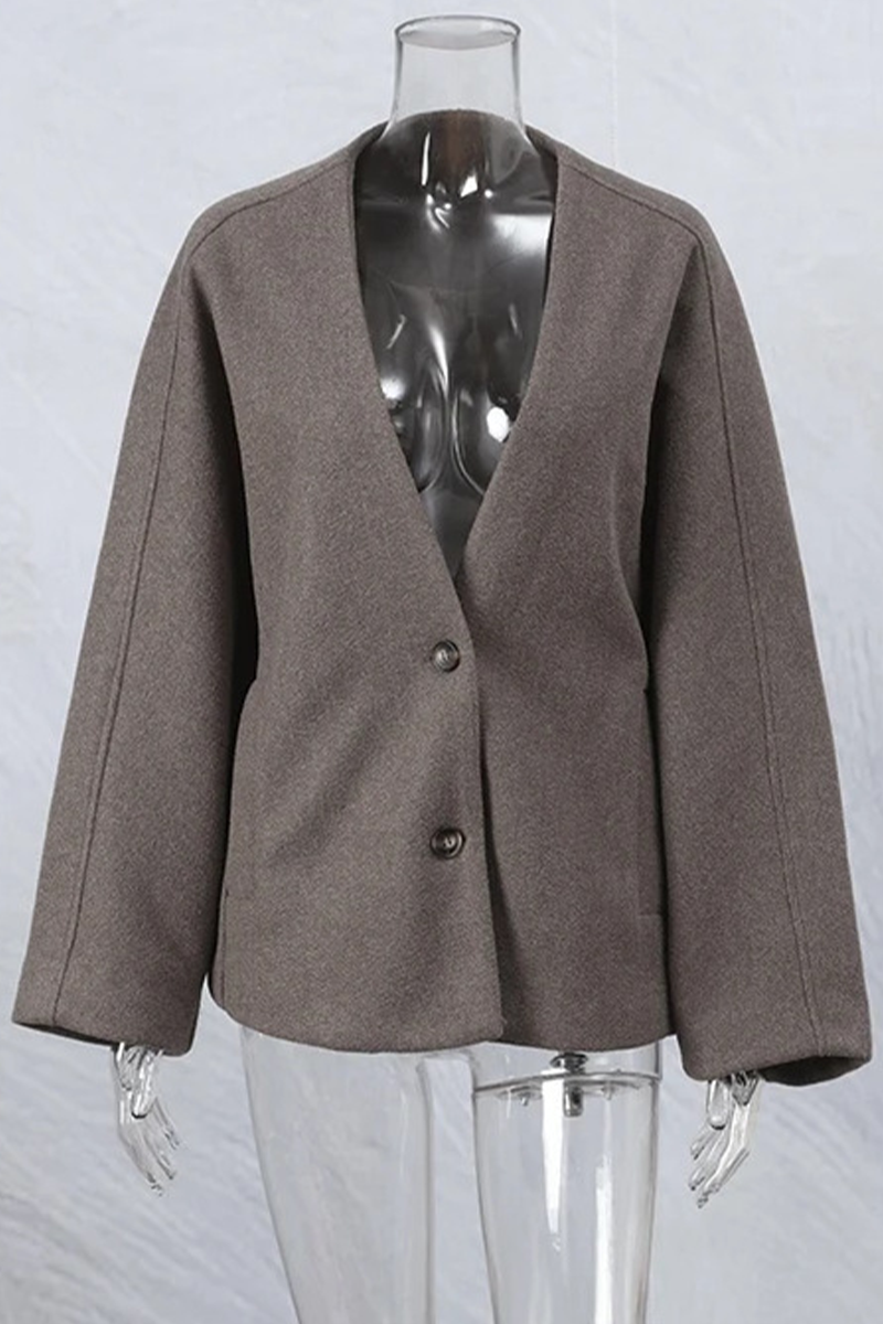 Dafne | Casual everyday outerwear with solid color buttons and chunky V-neck