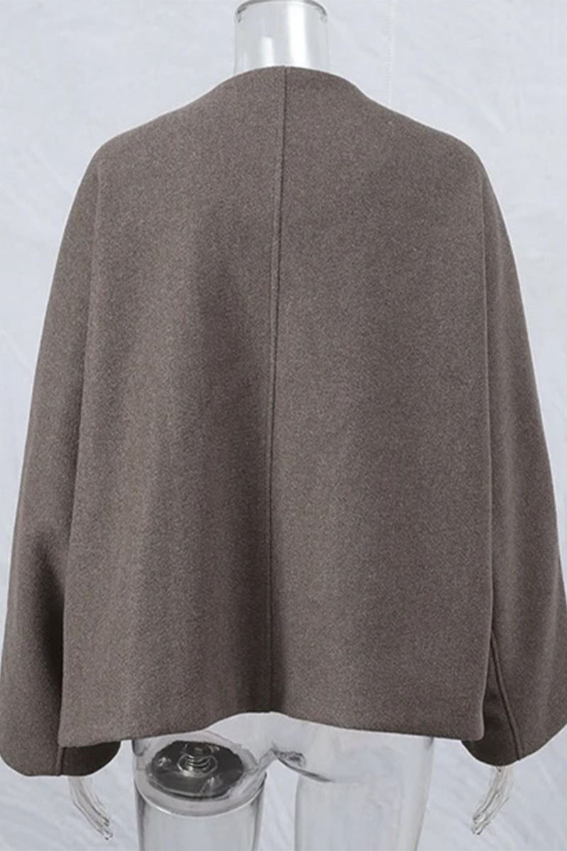 Dafne | Casual everyday outerwear with solid color buttons and chunky V-neck