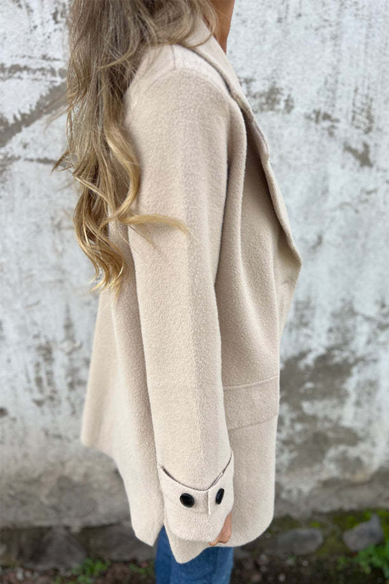 Edith | Casual everyday outerwear with buttons and a large reversible collar