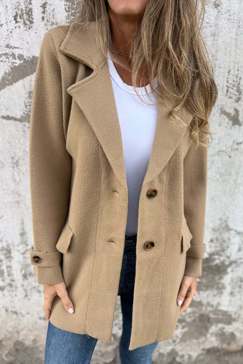 Edith | Casual everyday outerwear with buttons and a large reversible collar