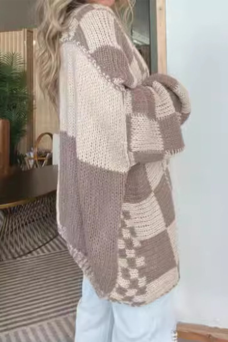 Eileen | Casual streetwear outerwear with check pattern and contrast V-neck