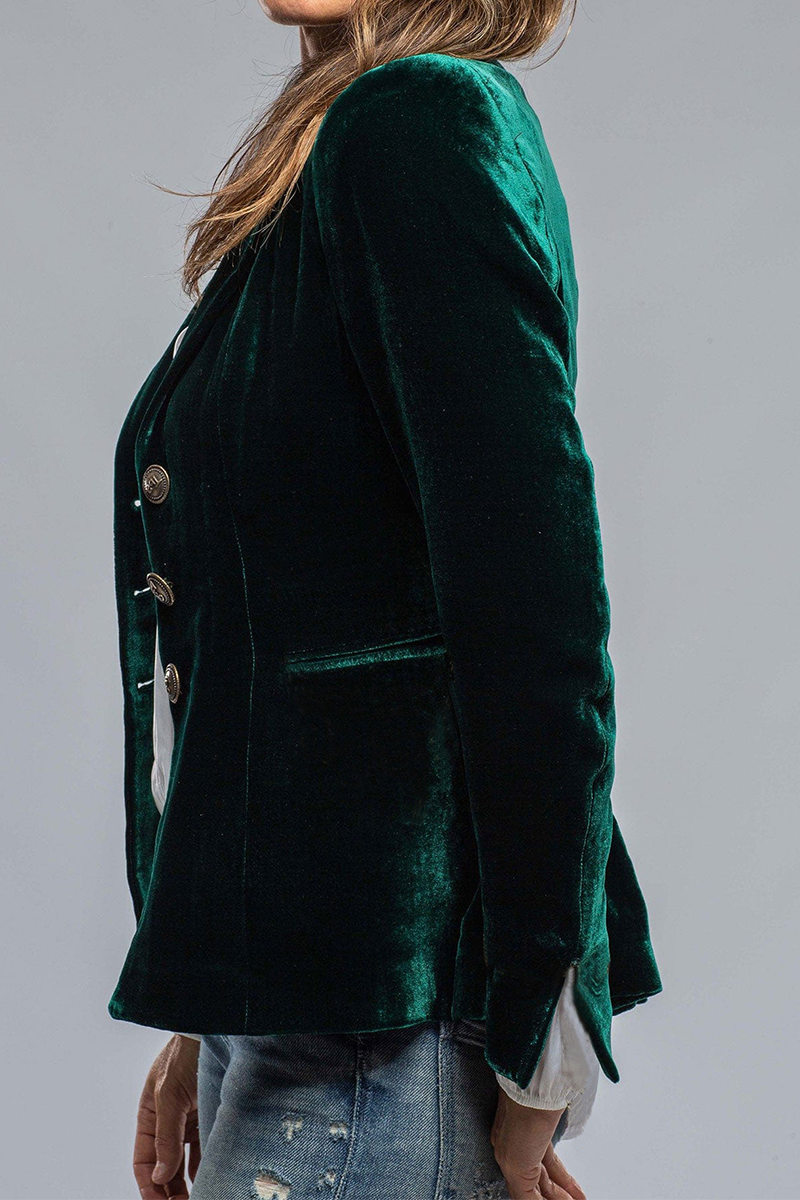 Eefje | Casual everyday outerwear with pocket buttons and reversible collar