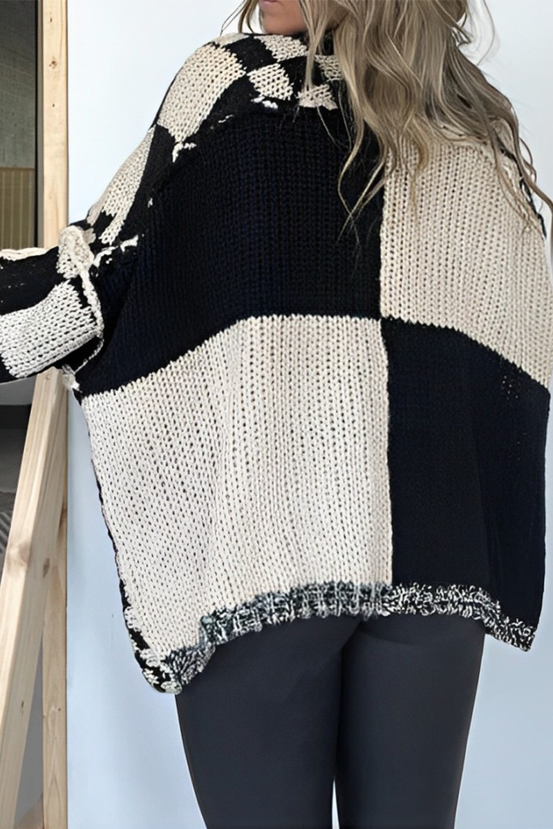 Eileen | Casual streetwear outerwear with check pattern and contrast V-neck