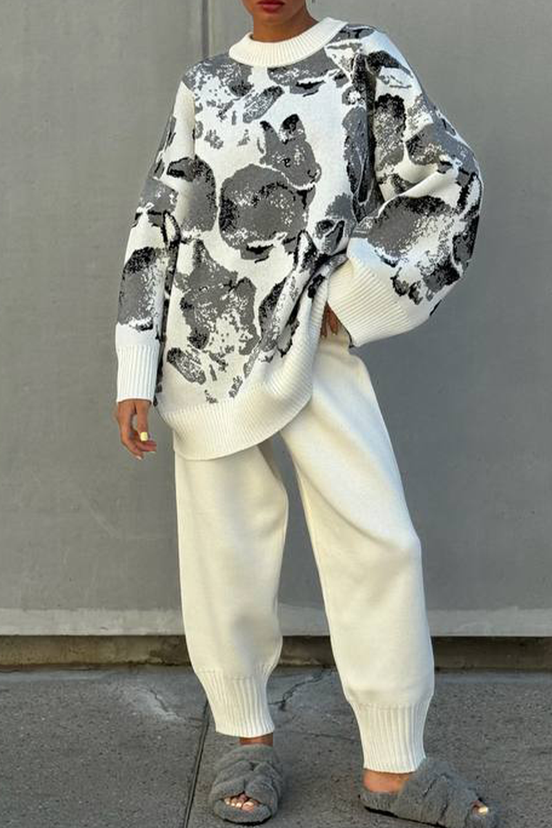 Estefanía | Casual two-piece suit with a geometric print and a contrasting O-neck and long sleeves