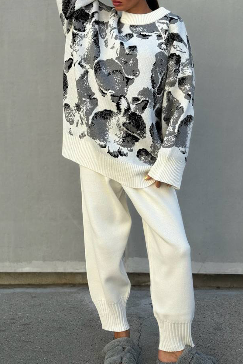 Estefanía | Casual two-piece suit with a geometric print and a contrasting O-neck and long sleeves