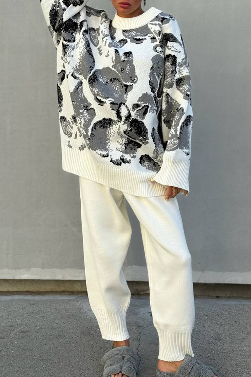 Estefanía | Casual two-piece suit with a geometric print and a contrasting O-neck and long sleeves