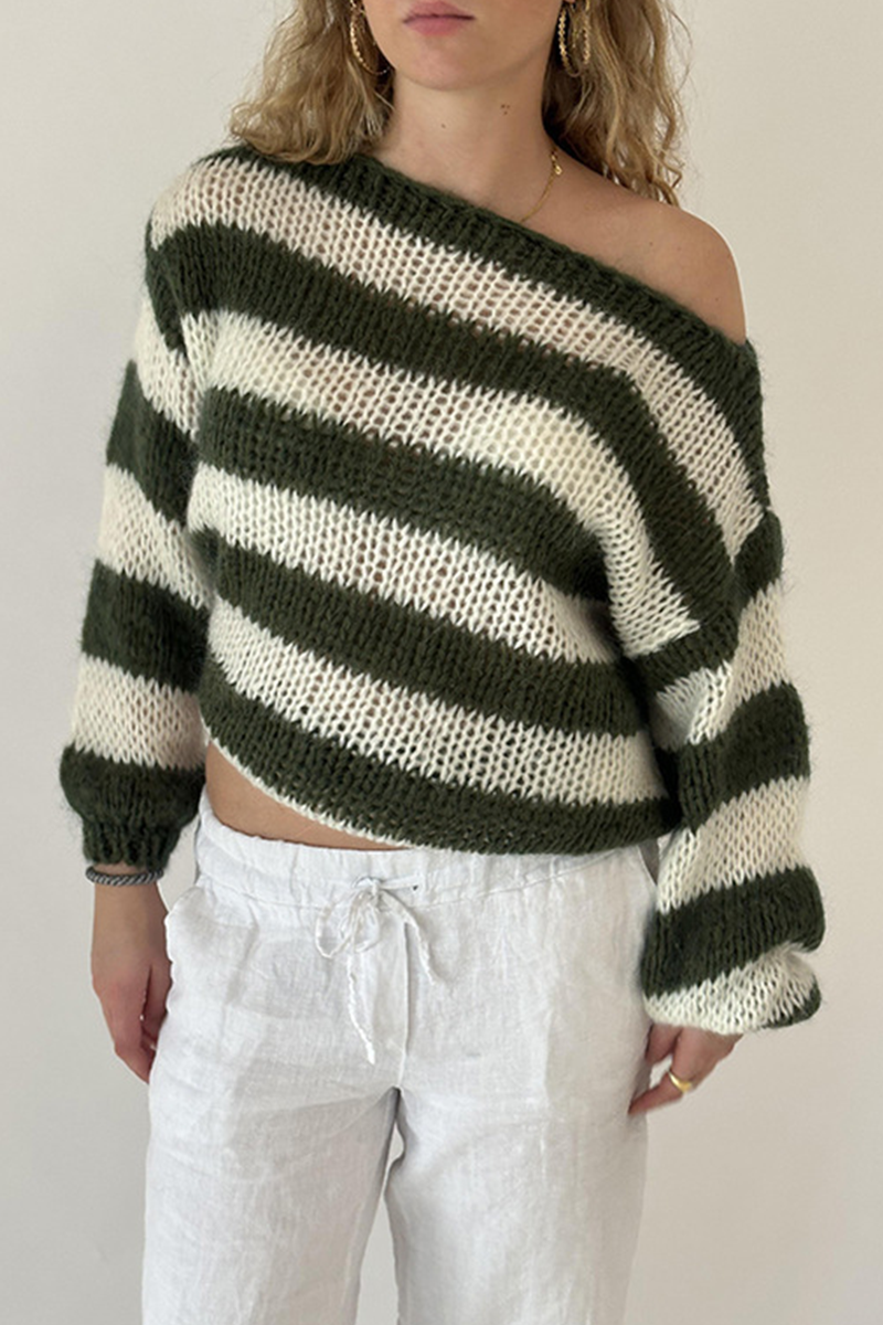 Leandra | Casual sweaters with a slanted collar and a contrasting letter pattern