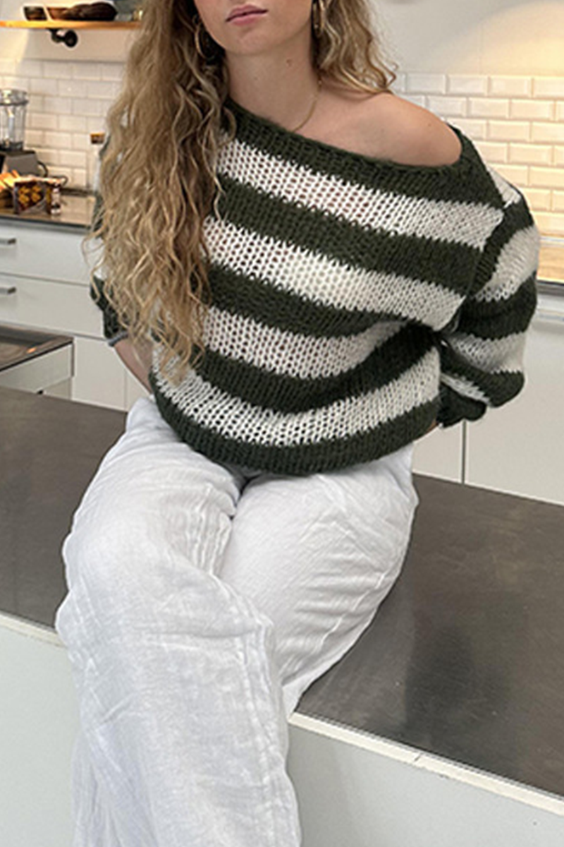 Leandra | Casual sweaters with a slanted collar and a contrasting letter pattern