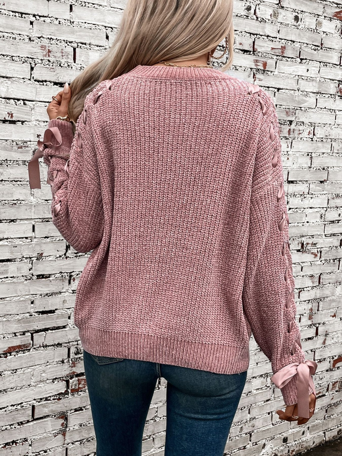Zulema | Long-sleeved pullover with a lace-up crew neck