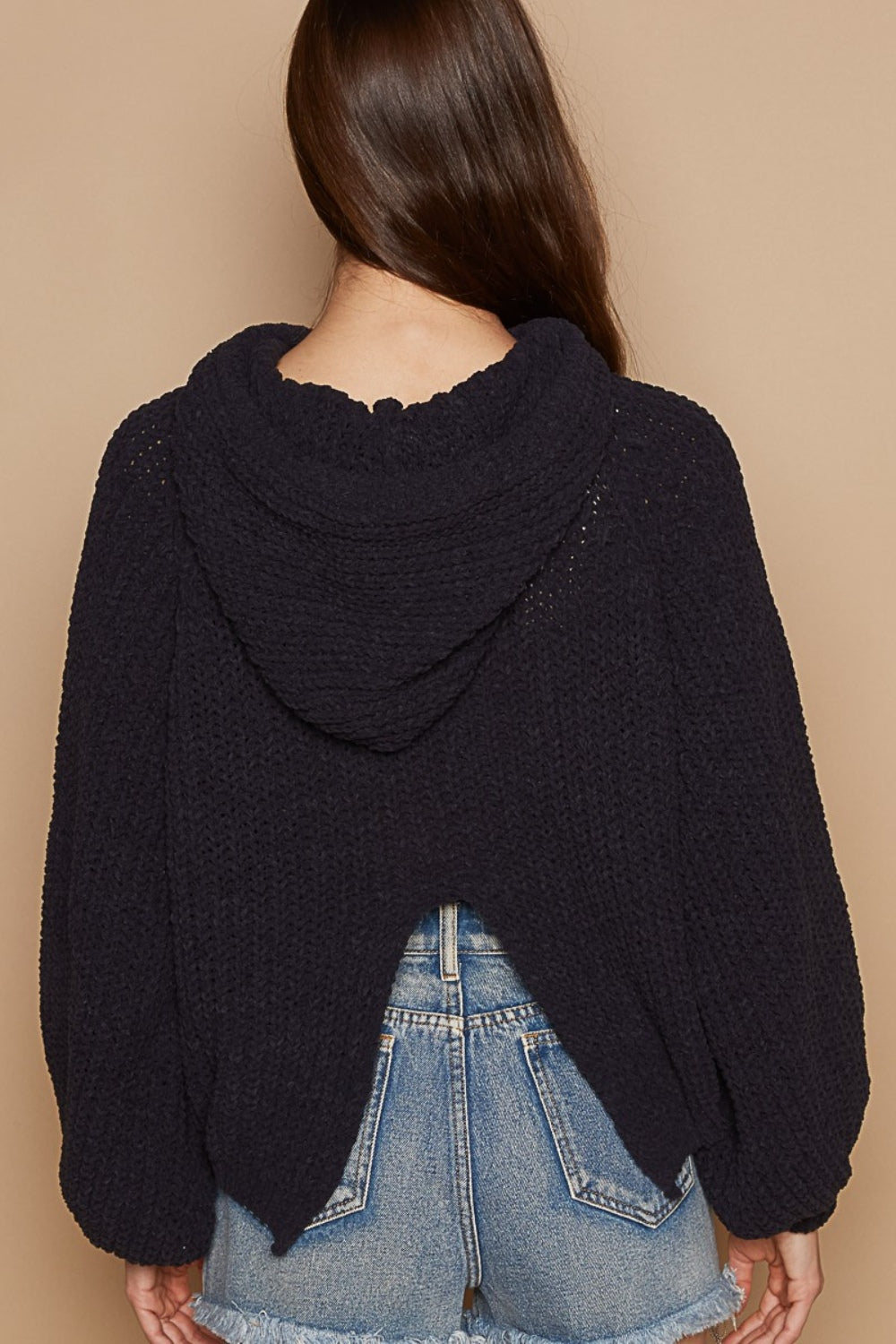 Sara | Short hoodie with an open back slit and balloon sleeves