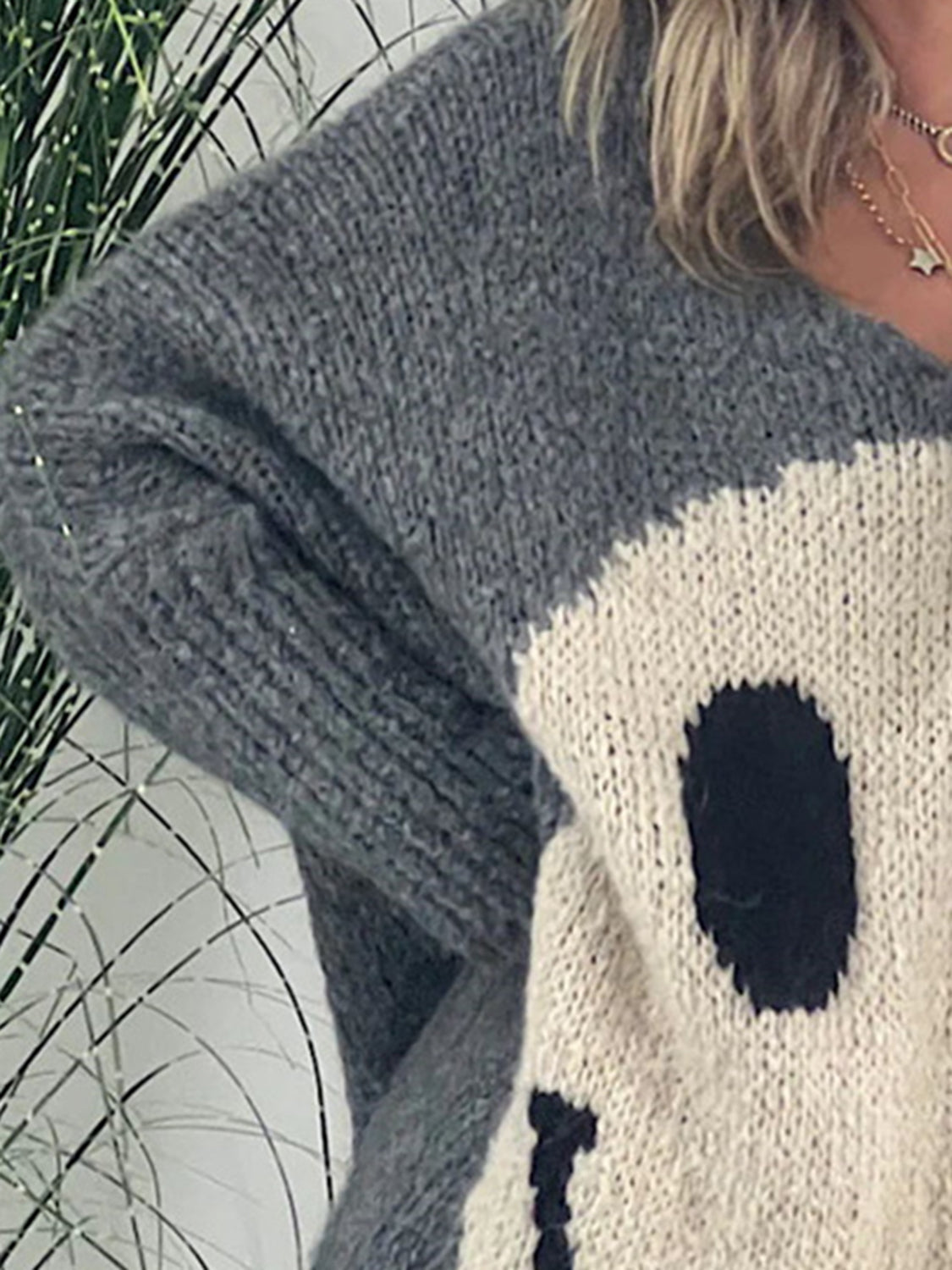Laura | Long-sleeved sweater with a smiling face and a V-neck