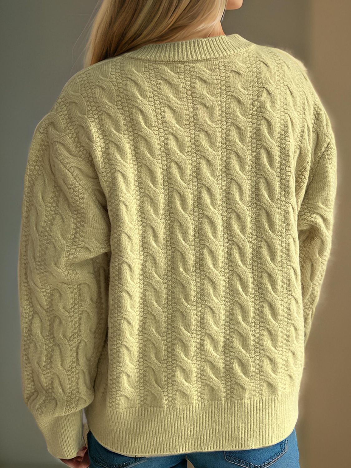 Cristina | Cable knit cardigan with a crew neck and long sleeves