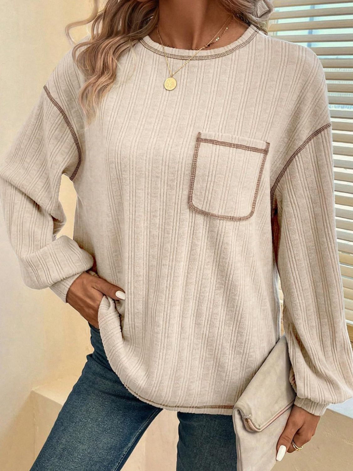 Hildegard | Long-sleeved t-shirt with a crew neck and contrast stitching