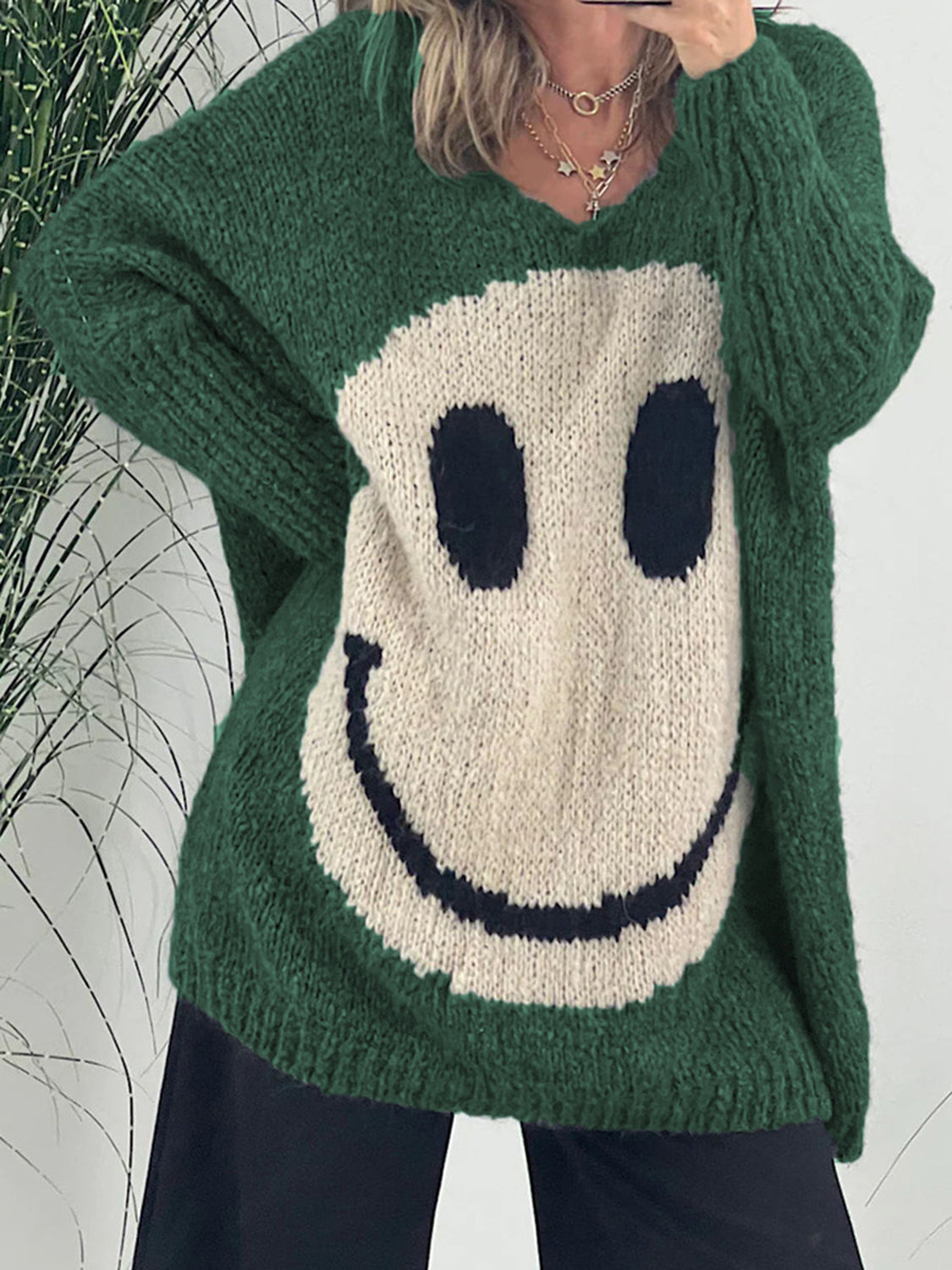 Laura | Long-sleeved sweater with a smiling face and a V-neck