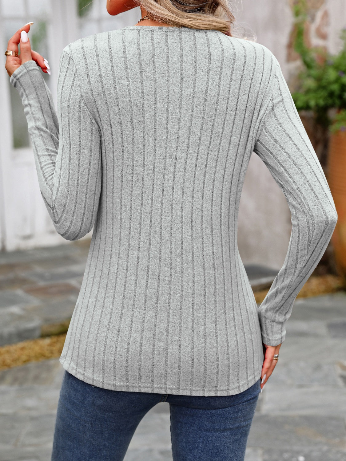 Hilda | Long-sleeved T-shirt with decorative button and crew neck