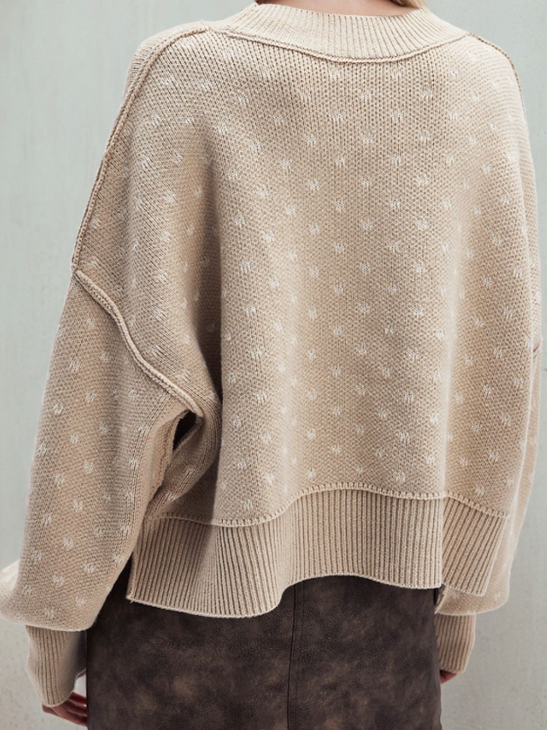Liselotte | Long-sleeved sweater with a slit and a crew neck