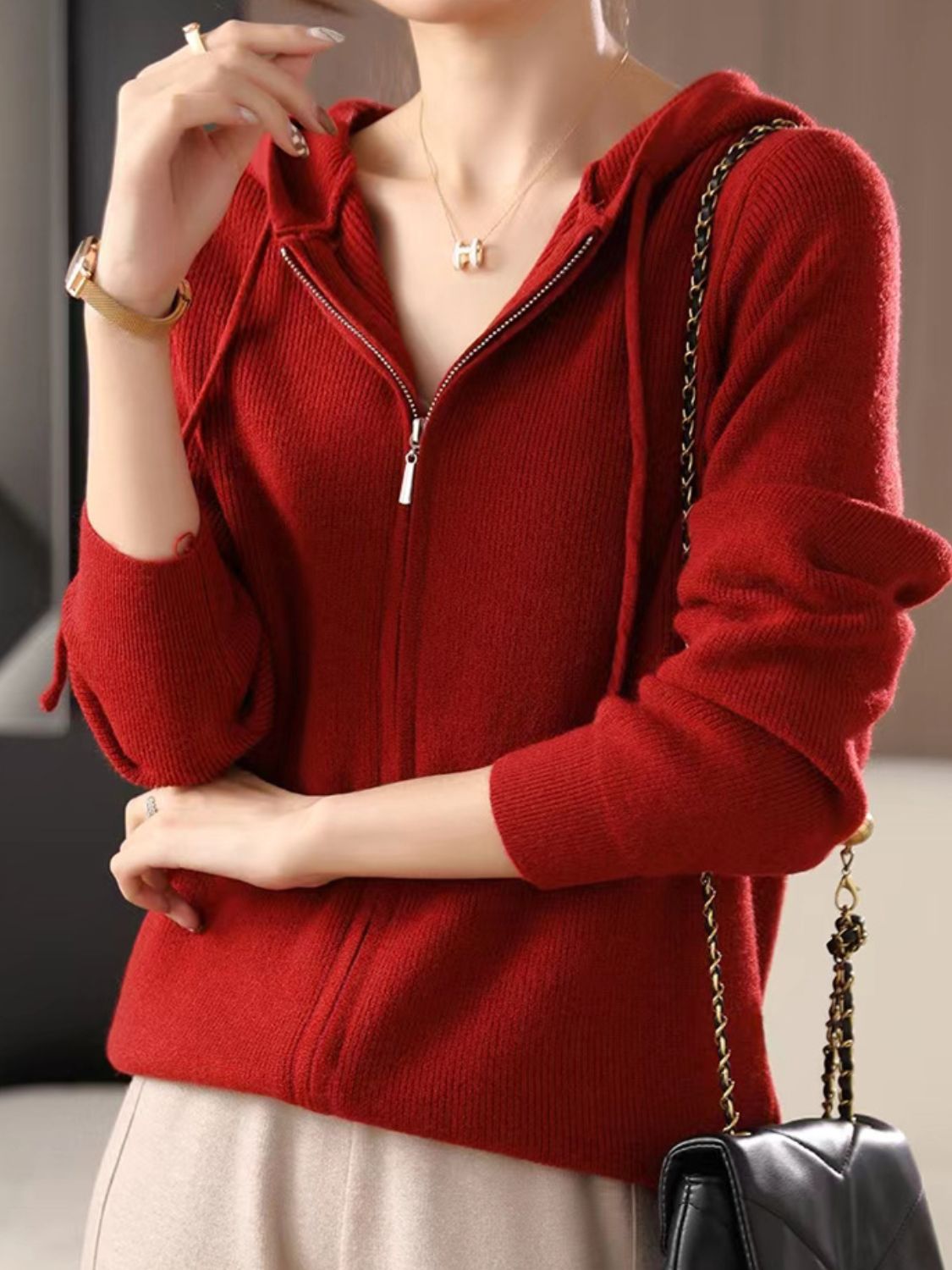 Helga | Long sleeve hoodie with drawstring and zip fastening
