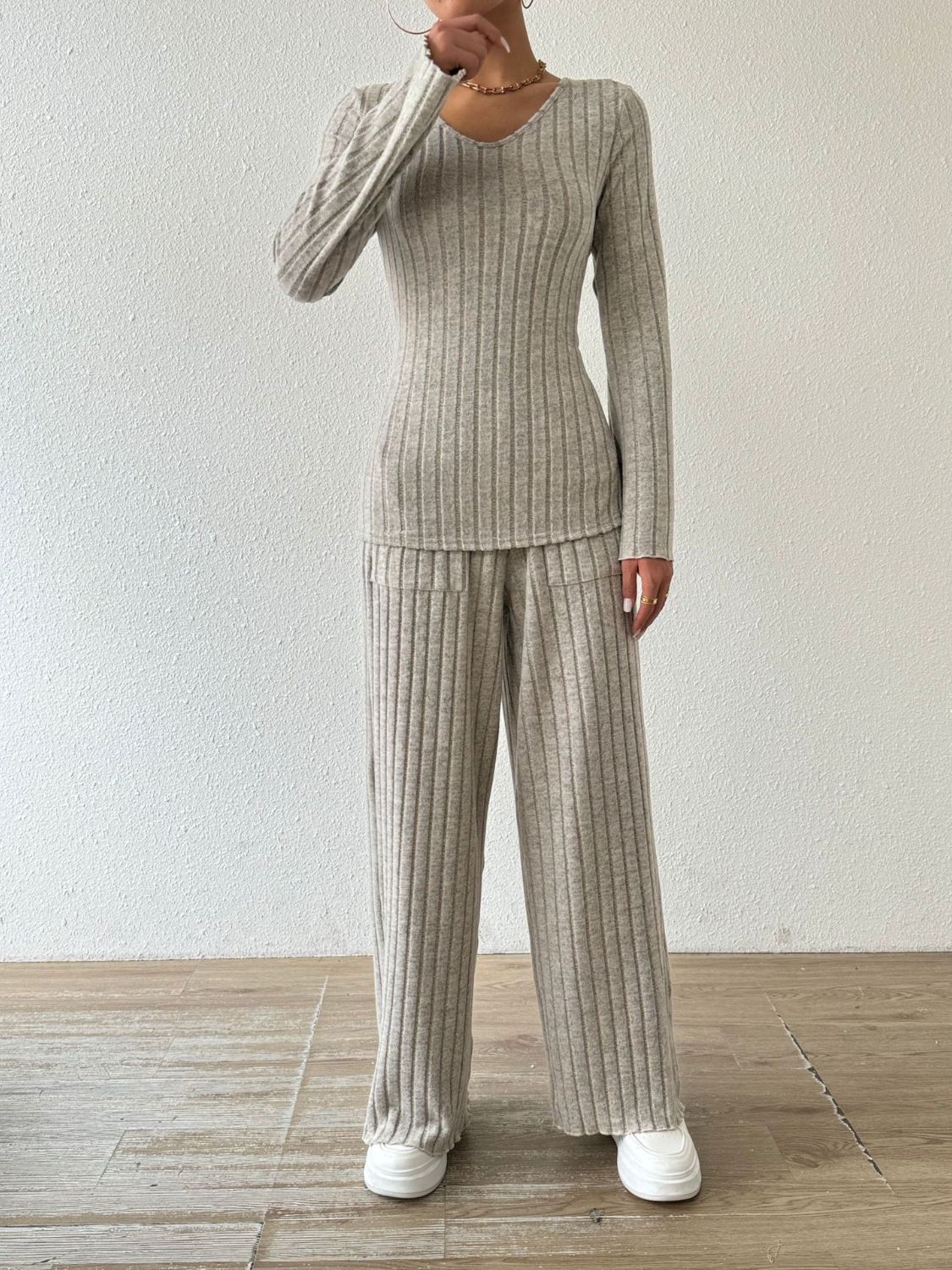 Rocio | Set consisting of a ribbed long-sleeved V-neck shirt and trousers with pockets