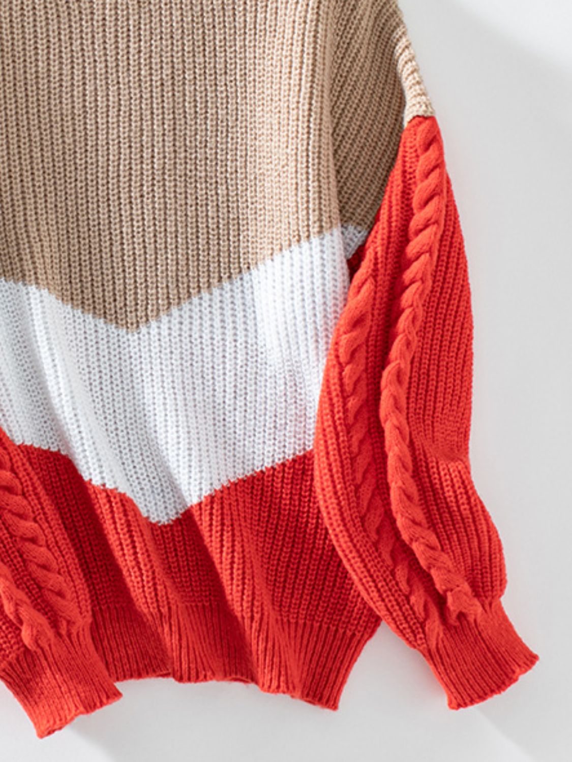 Paula | Contrasting long-sleeved sweater with a crew neck