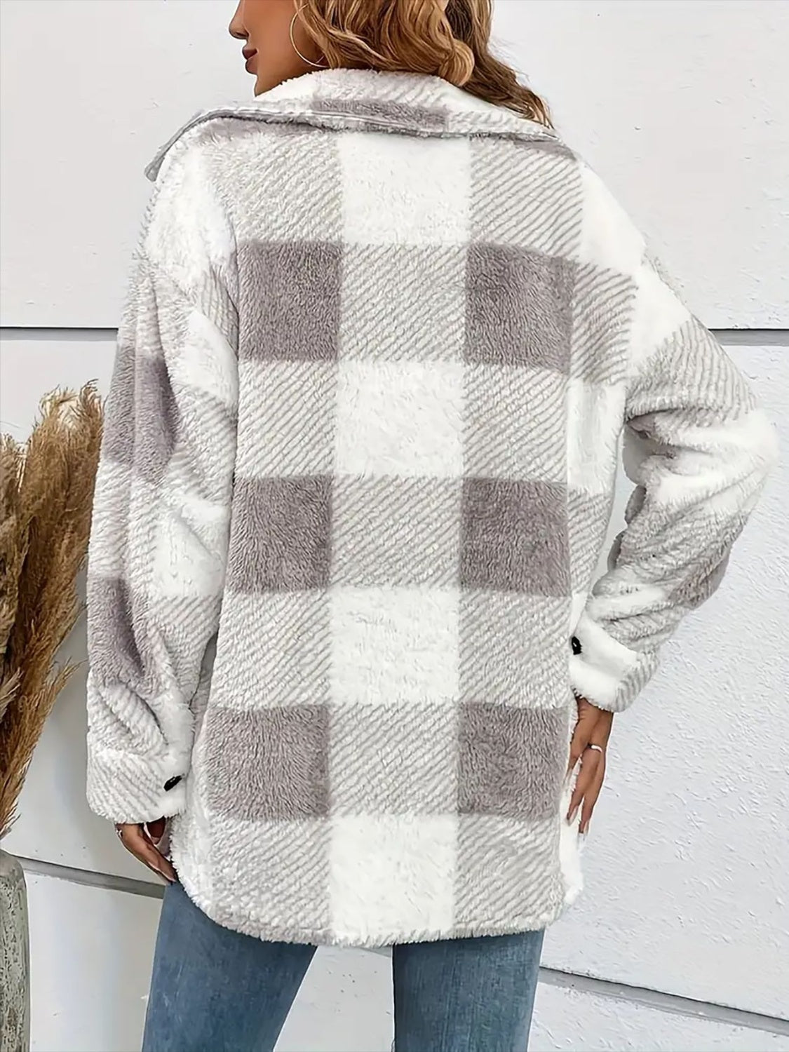 Nadia | Checked plush coat with dropped shoulders and long sleeves