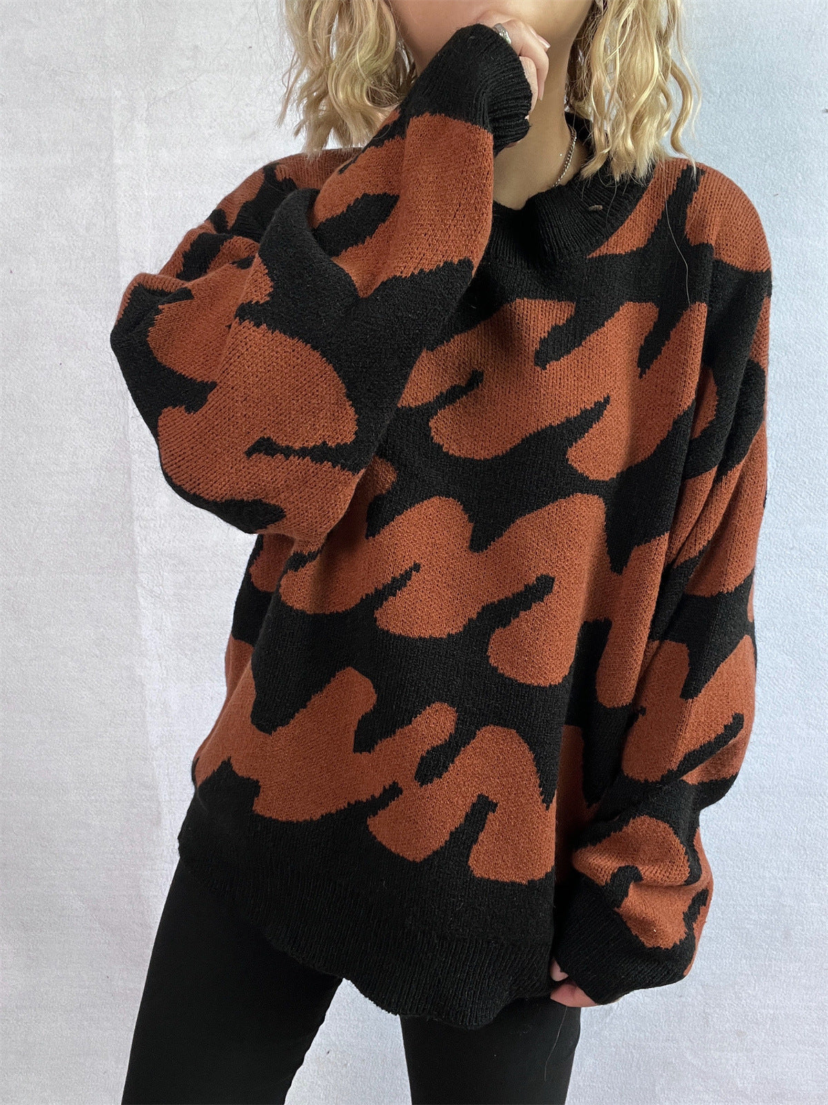 Anita | Contrasting long-sleeved sweater with a crew neck