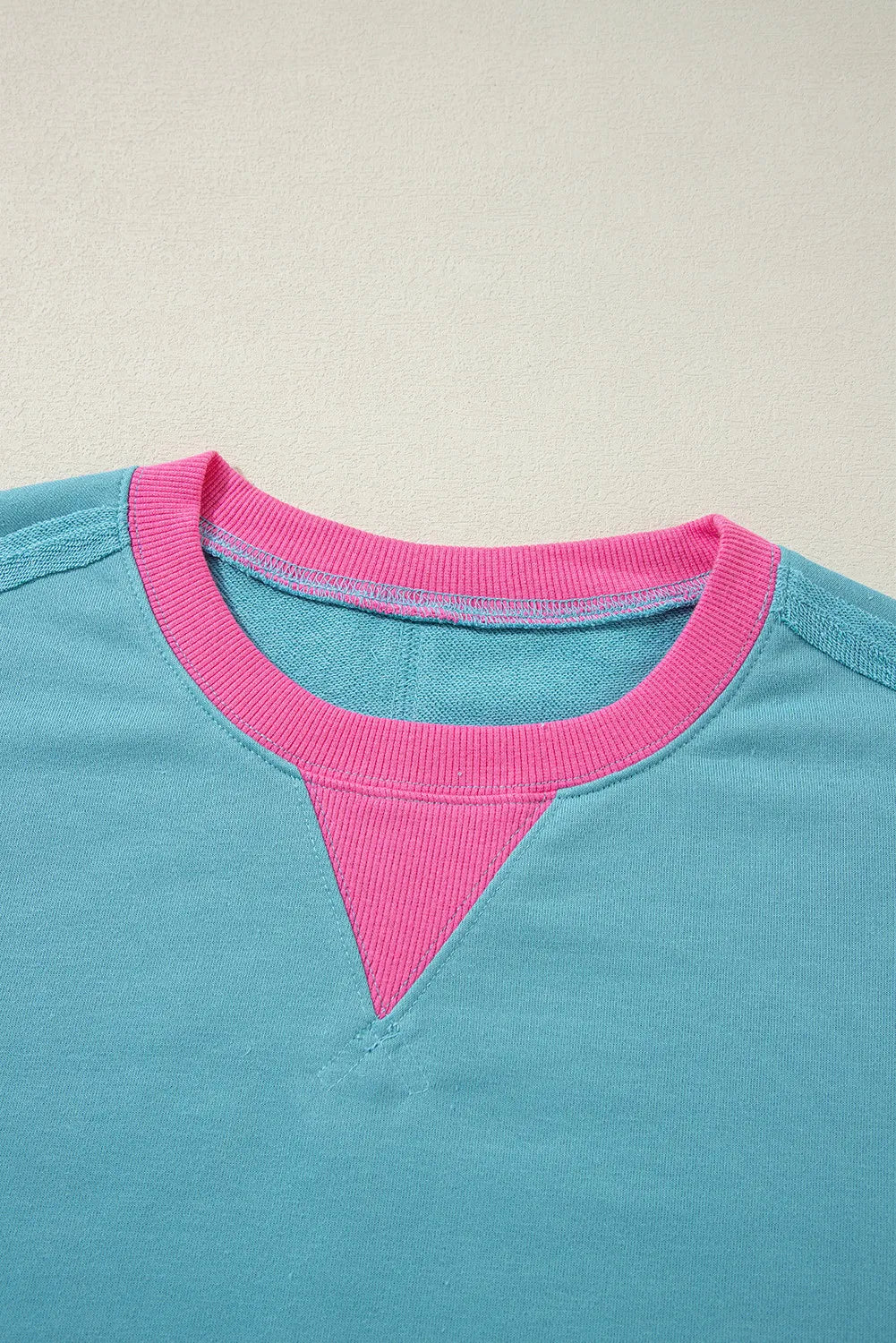 Tamara | Contrasting long-sleeved sweatshirt with a crew neck and dropped shoulders