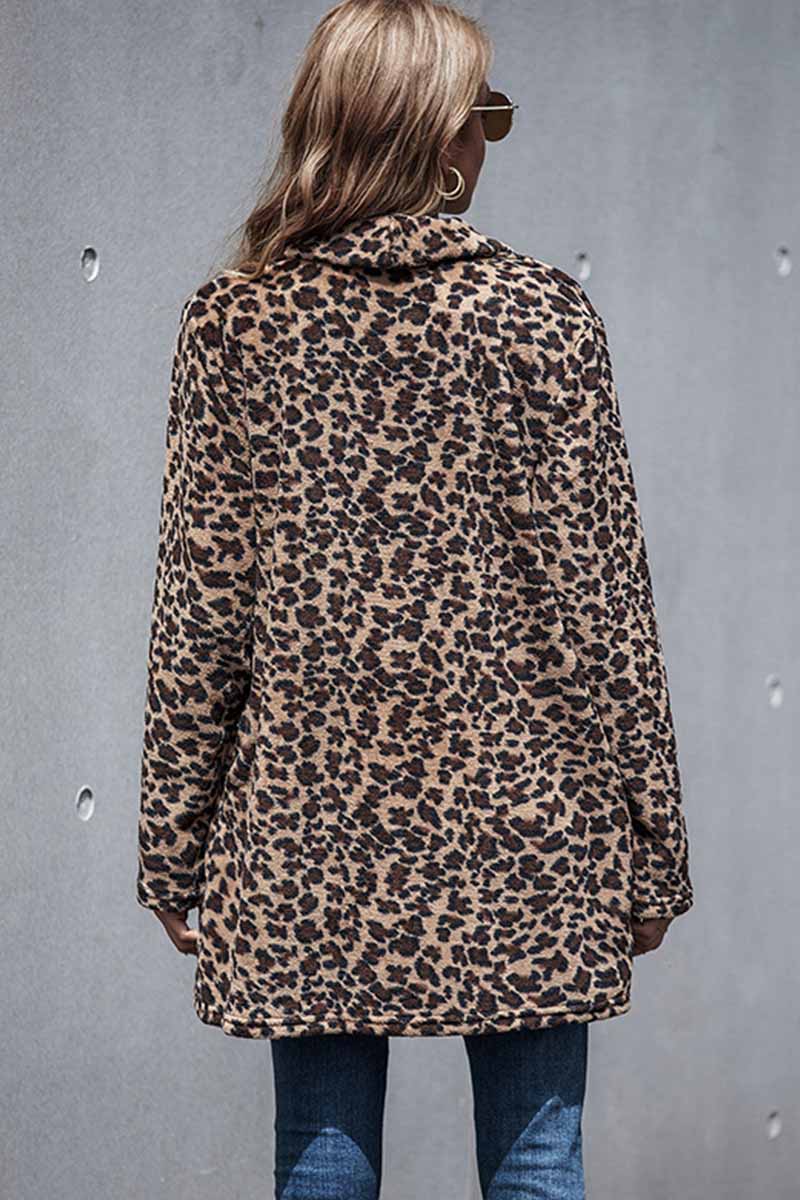 Maria Eugenia | Fashionable and minimalist winter coat
