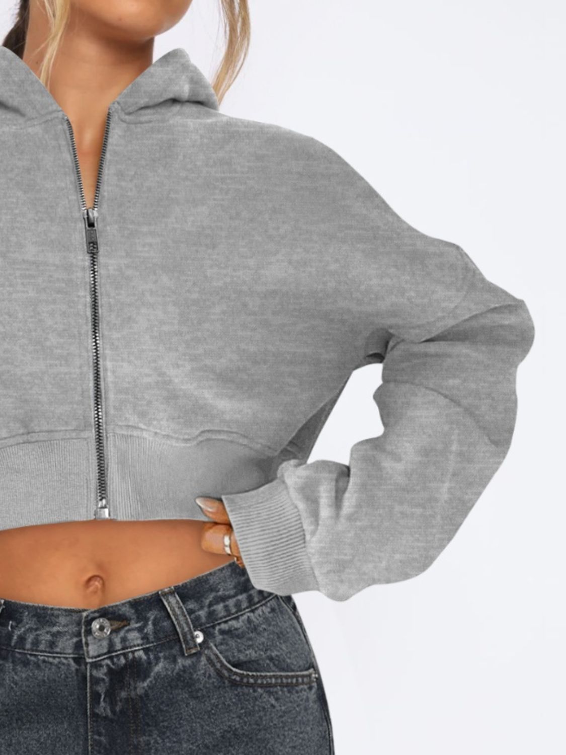 Evelyn | Cropped, long-sleeved jacket with hood and zip