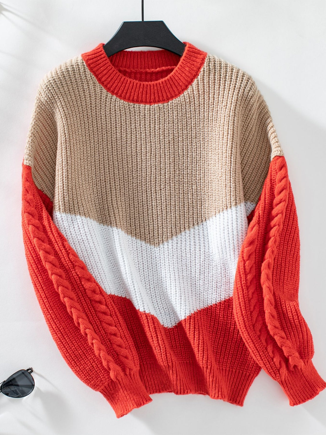 Paula | Contrasting long-sleeved sweater with a crew neck