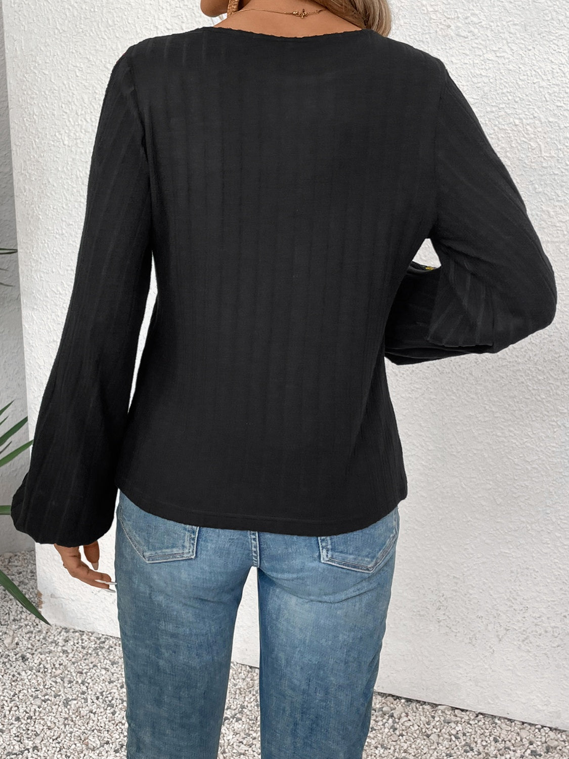 Lucía | Long-sleeved blouse with an embroidered crew neck
