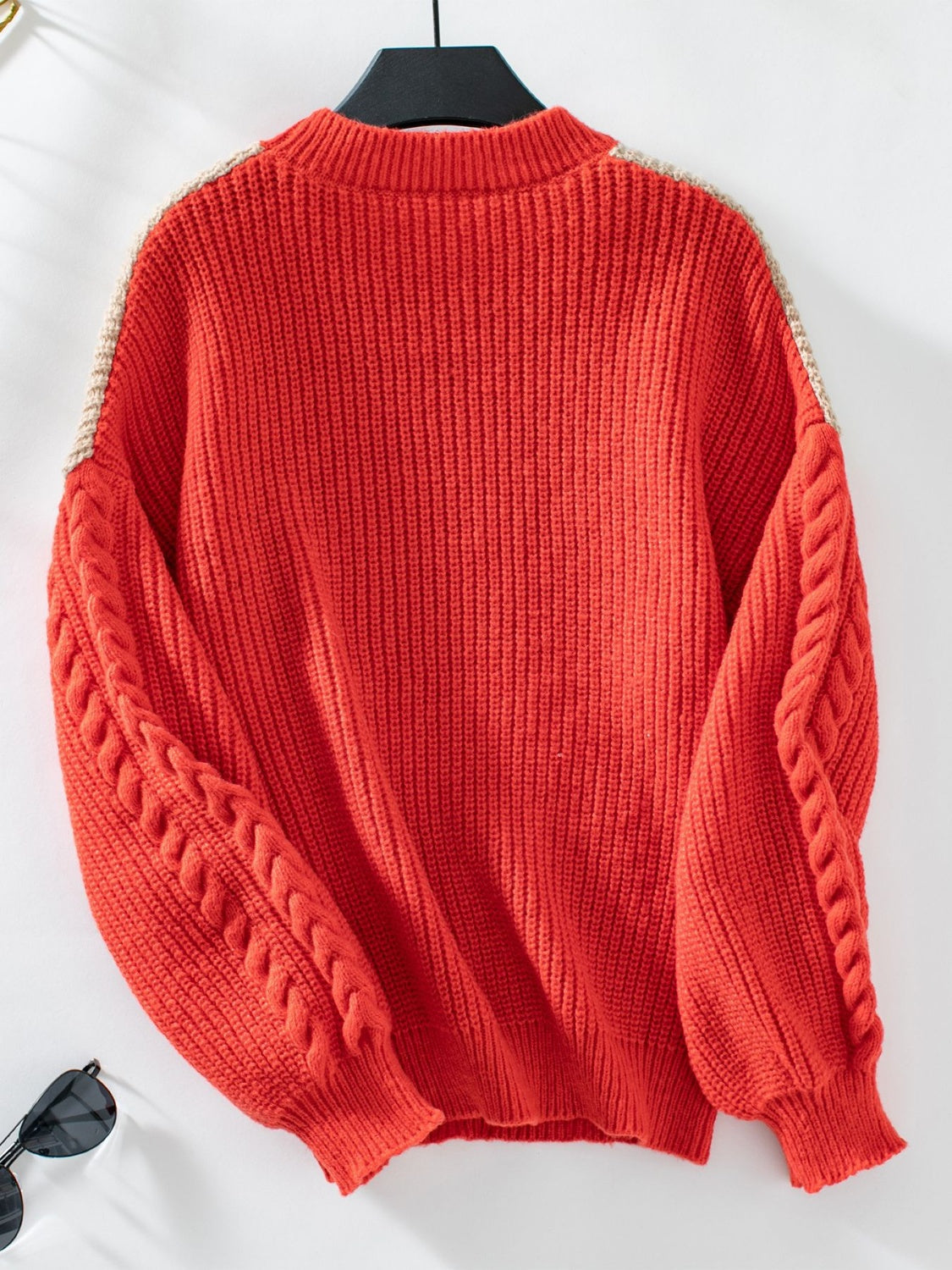 Paula | Contrasting long-sleeved sweater with a crew neck