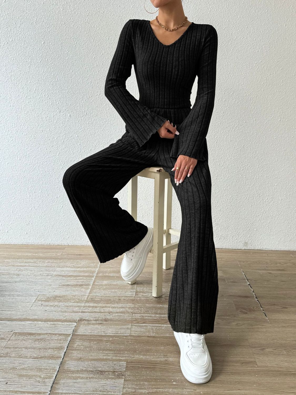 Rocio | Set consisting of a ribbed long-sleeved V-neck shirt and trousers with pockets