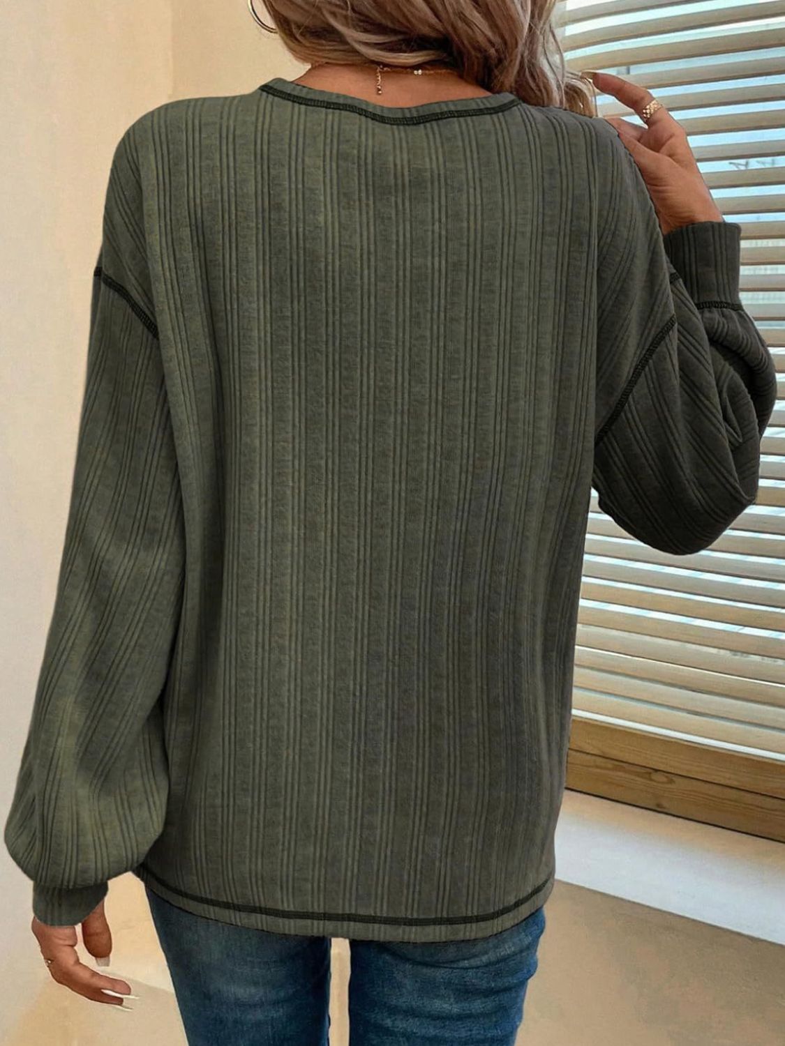 Hildegard | Long-sleeved t-shirt with a crew neck and contrast stitching