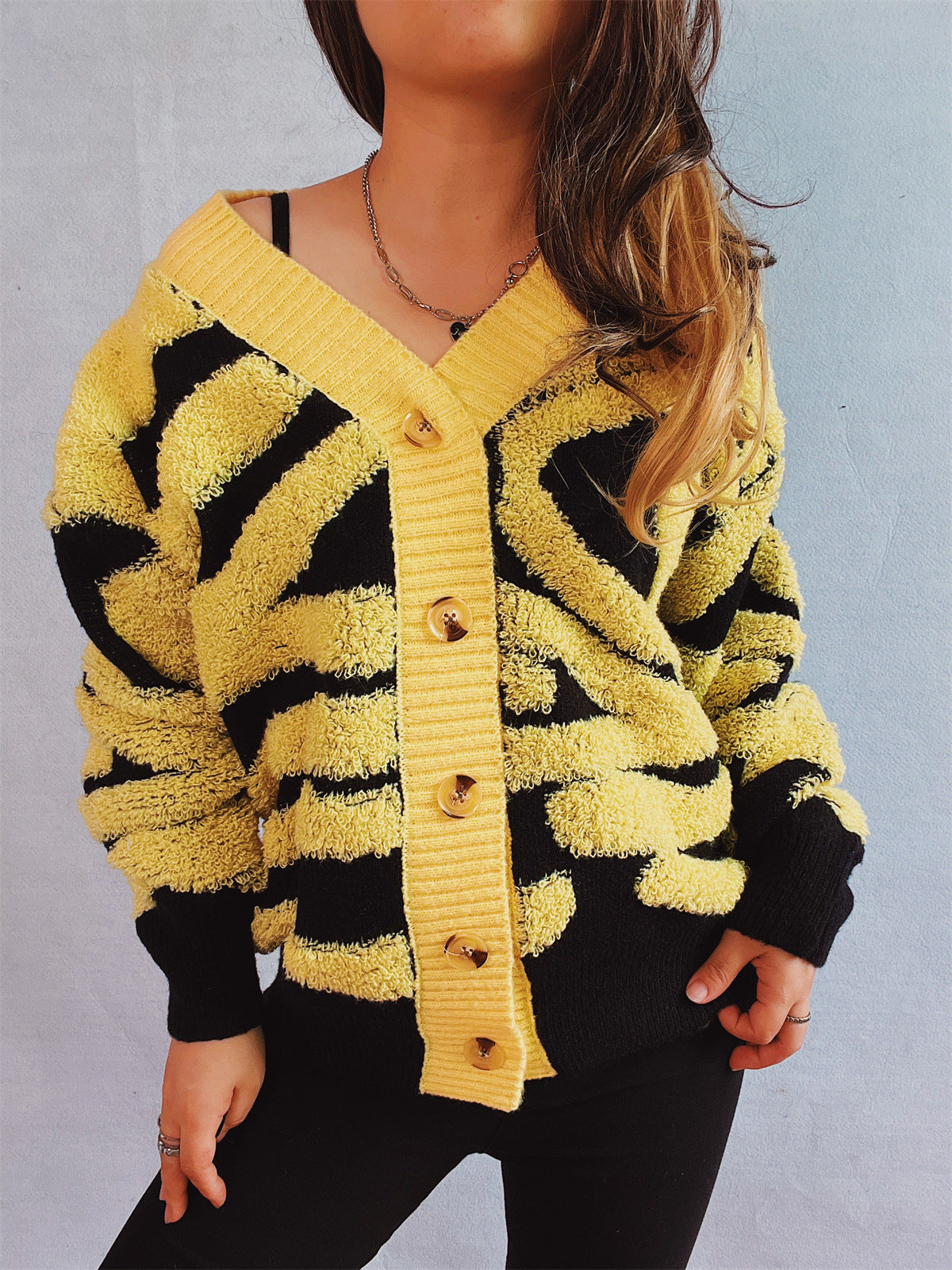 Lea | Contrast color long sleeve cardigan with buttons