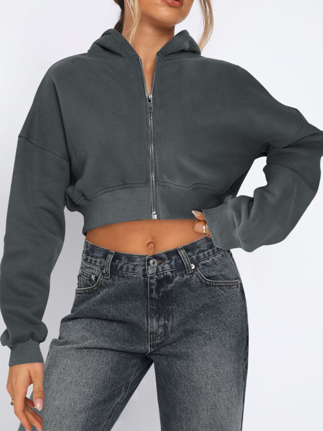 Evelyn | Cropped, long-sleeved jacket with hood and zip
