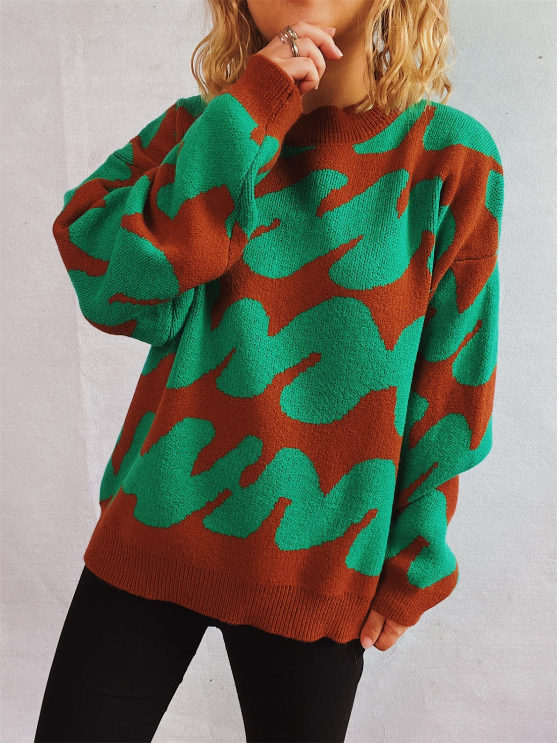 Anita | Contrasting long-sleeved sweater with a crew neck
